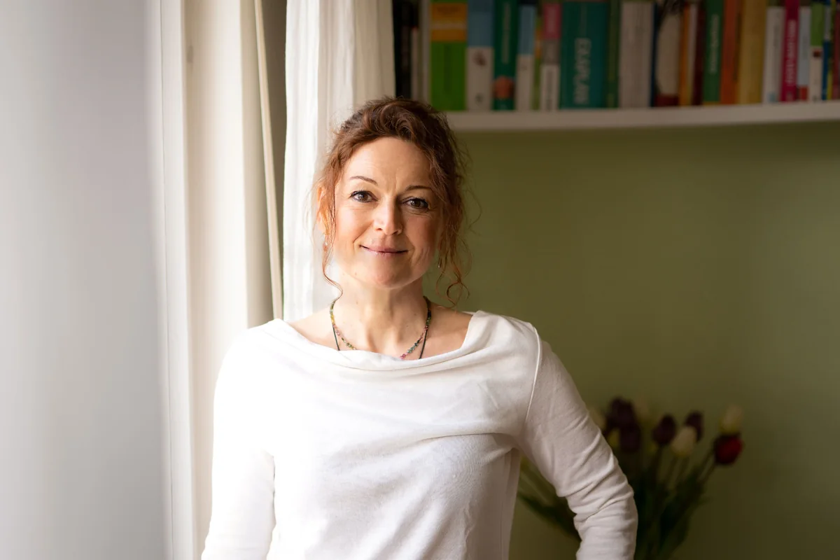 Connie Kiock in ihrer Praxis vor einem Bücherregal